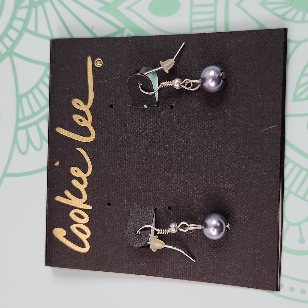 5/$20 Bundle deal - Grey Dangle Earrings - Picture 1 of 3